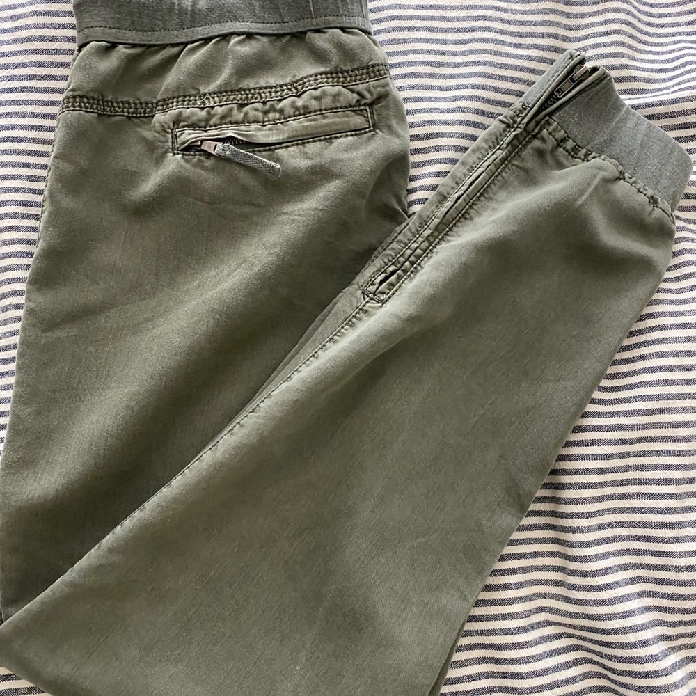 Cool and comfy olive green joggers! Like NEW